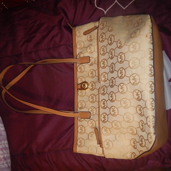 Michael Kors Canvas Signature Shoulder Bag. - Picture 10 of 11